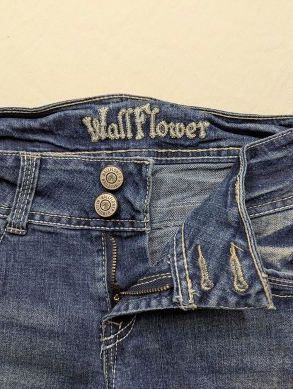 WallFlower Juniors Size 3 Denim Shorts Y2K Embroidered Pockets Stretch Cuffed - Picture 5 of 7